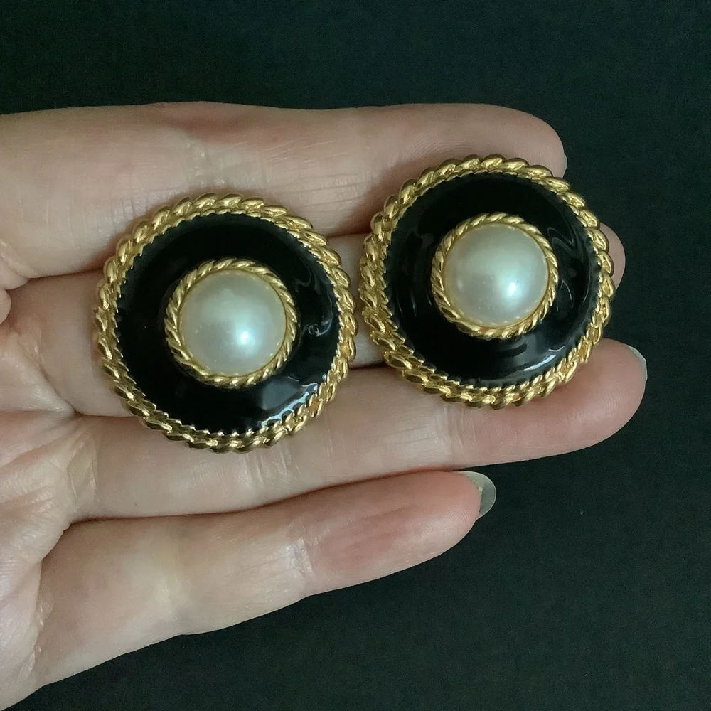 Vintage black Enamel faux pearl earrings.
